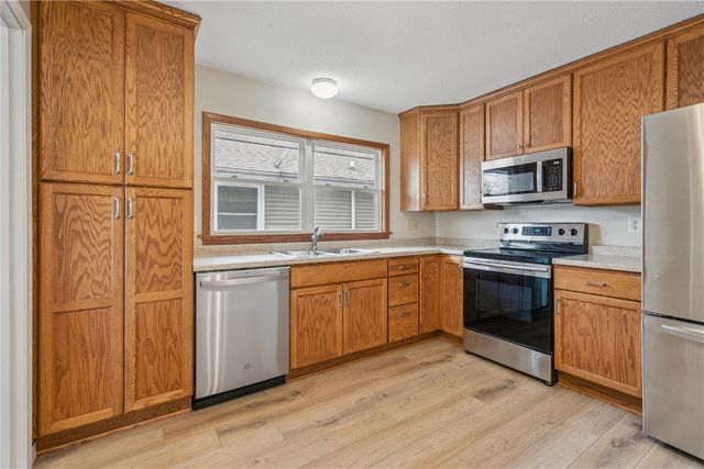 602 Olive Dr NW, Cedar Rapids, IA 52405