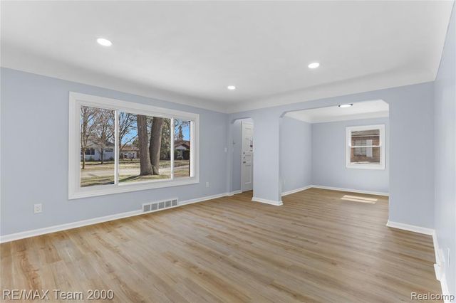 21171 Westhampton Street, Oak Park, MI 48237