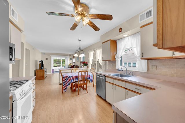 28 Nicole Court, Lakewood, NJ 08701