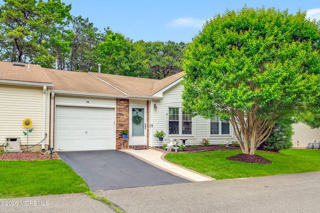 28 Nicole Court, Lakewood, NJ 08701