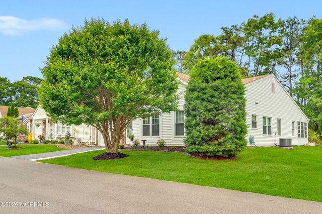 28 Nicole Court, Lakewood, NJ 08701
