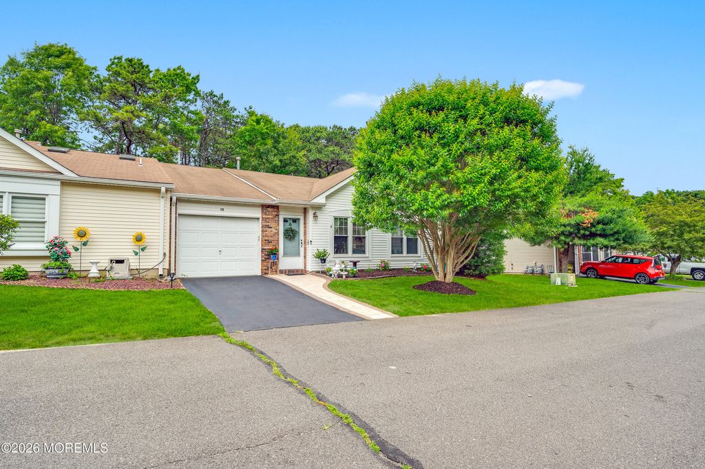 28 Nicole Court, Lakewood, NJ 08701