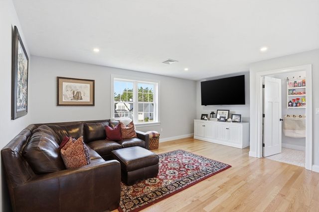 21 Cranberry Farm Rd, Plymouth, MA 02360