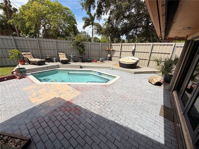 20451 NE 10th Pl 20451, Miami, FL 33179