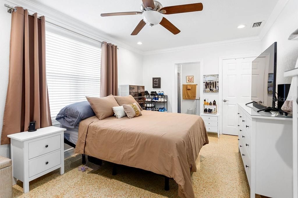 Image 11 of property listing at 2909 W DEWEY STREET, Tampa, FL 33607