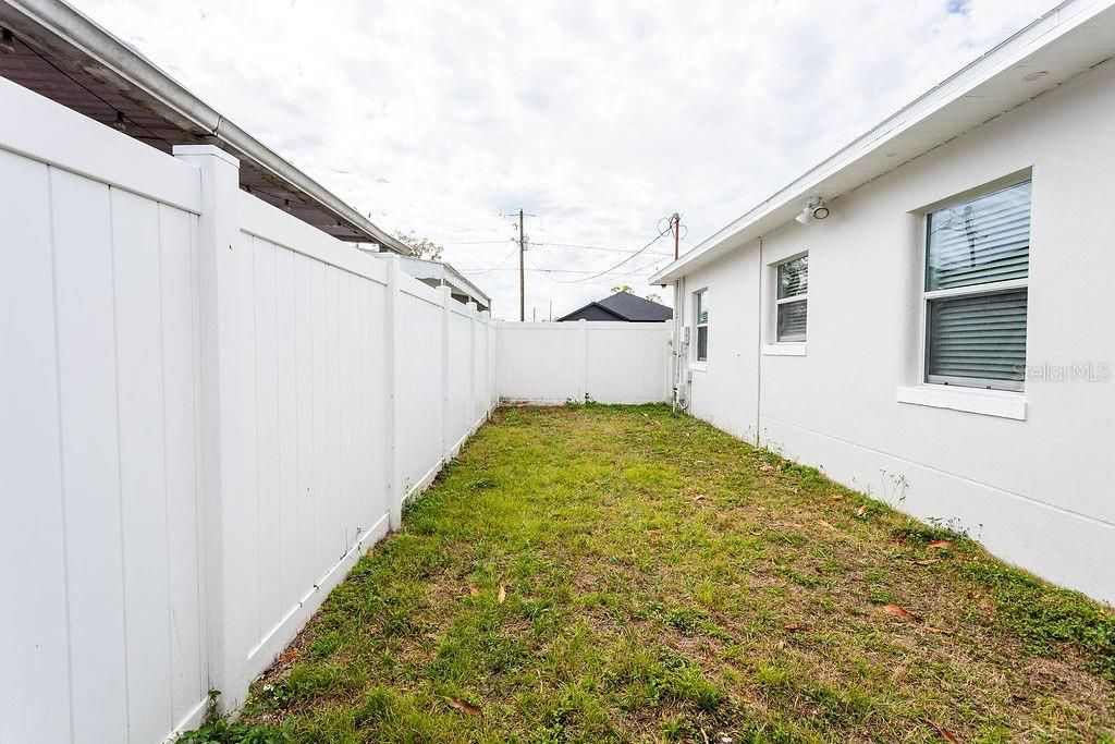 Image 23 of property listing at 2909 W DEWEY STREET, Tampa, FL 33607