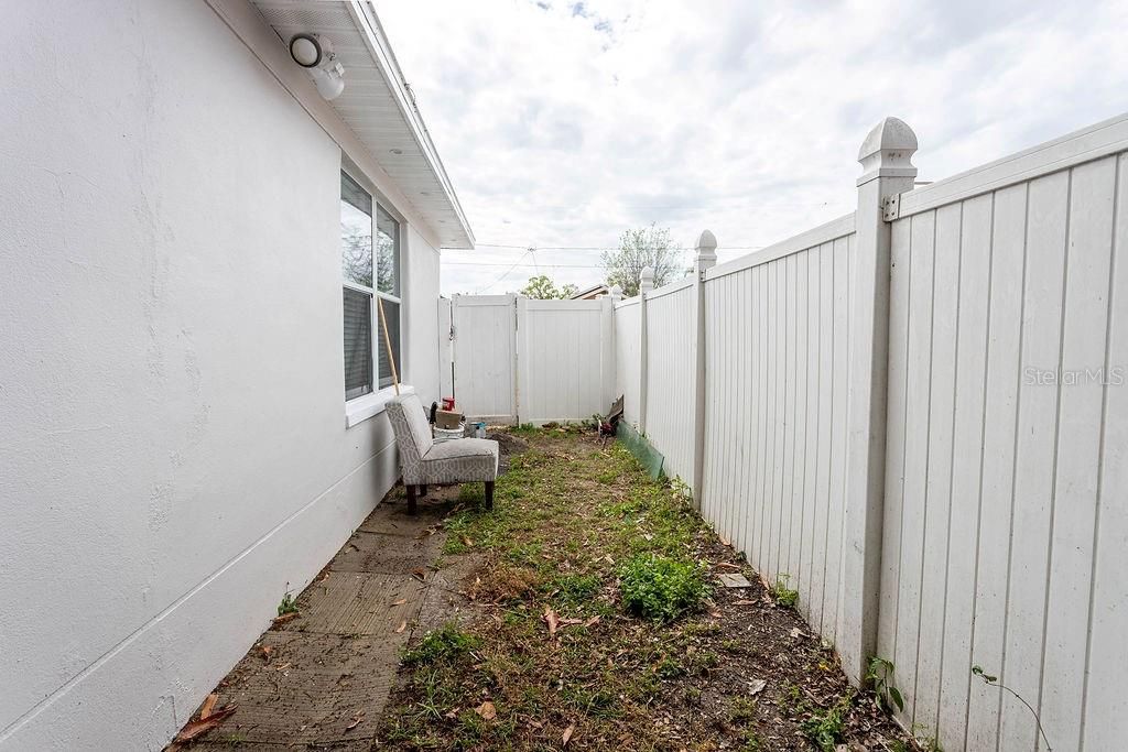 Image 25 of property listing at 2909 W DEWEY STREET, Tampa, FL 33607