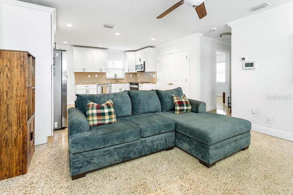 Image 4 of property listing at 2909 W DEWEY STREET, Tampa, FL 33607