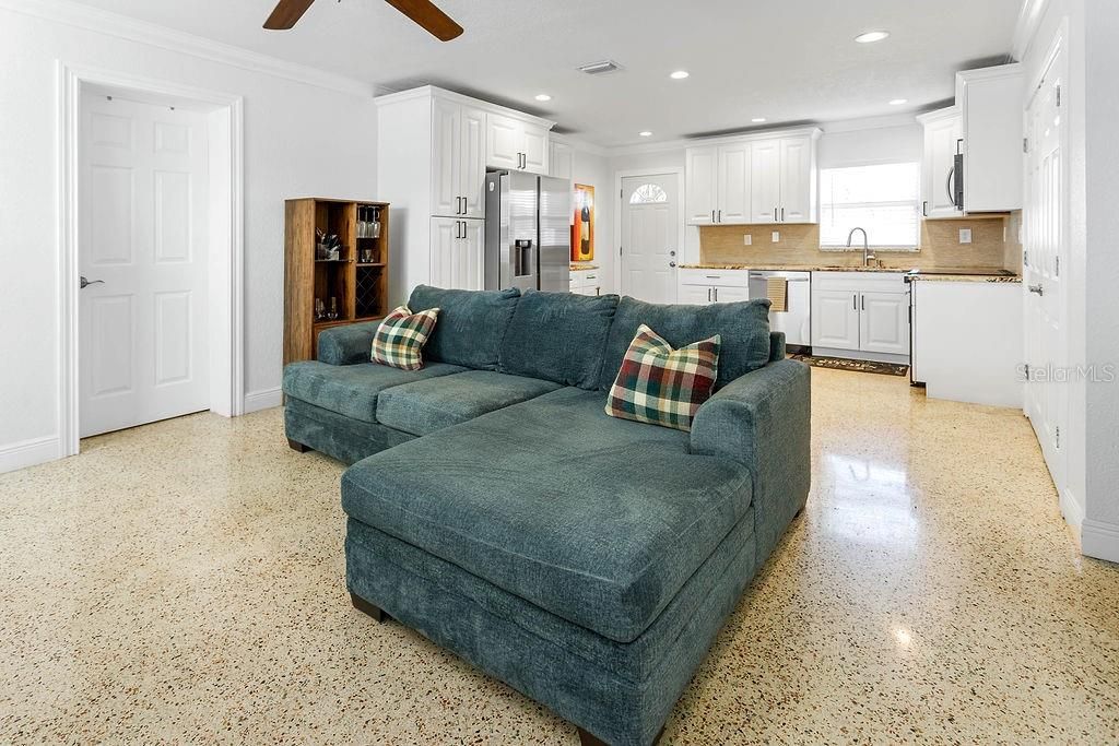 Image 5 of property listing at 2909 W DEWEY STREET, Tampa, FL 33607