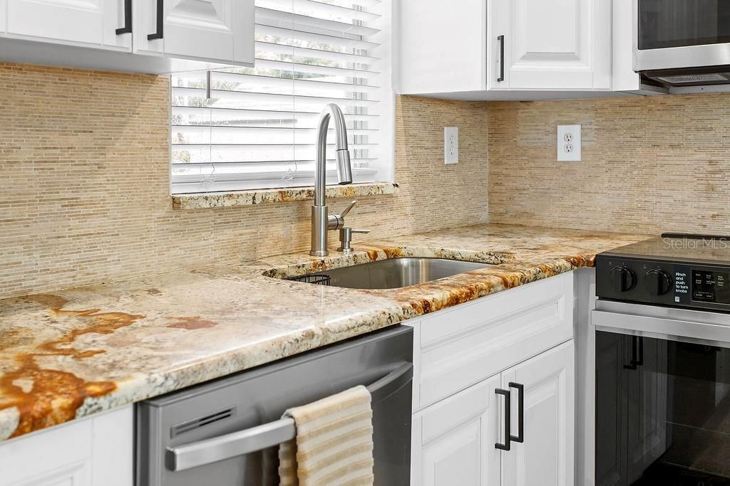 Image 9 of property listing at 2909 W DEWEY STREET, Tampa, FL 33607