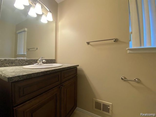 28129 Franklin Road 103, Southfield, MI 48034