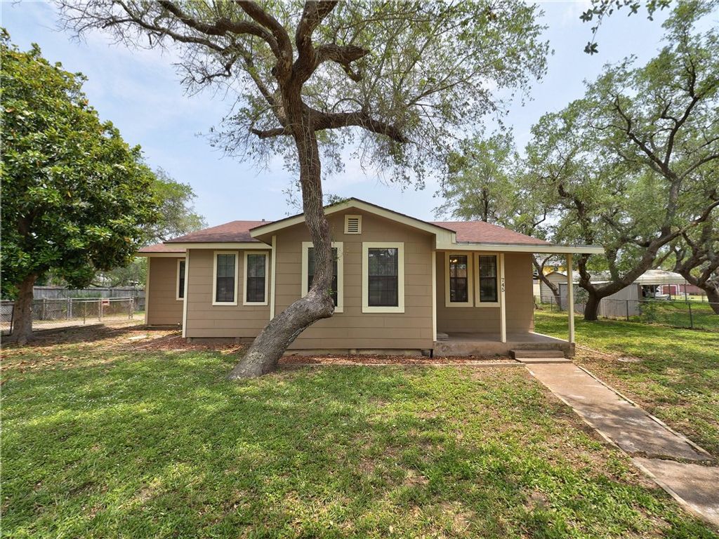 745 S Rife St, Aransas Pass, TX 78336 — exterior