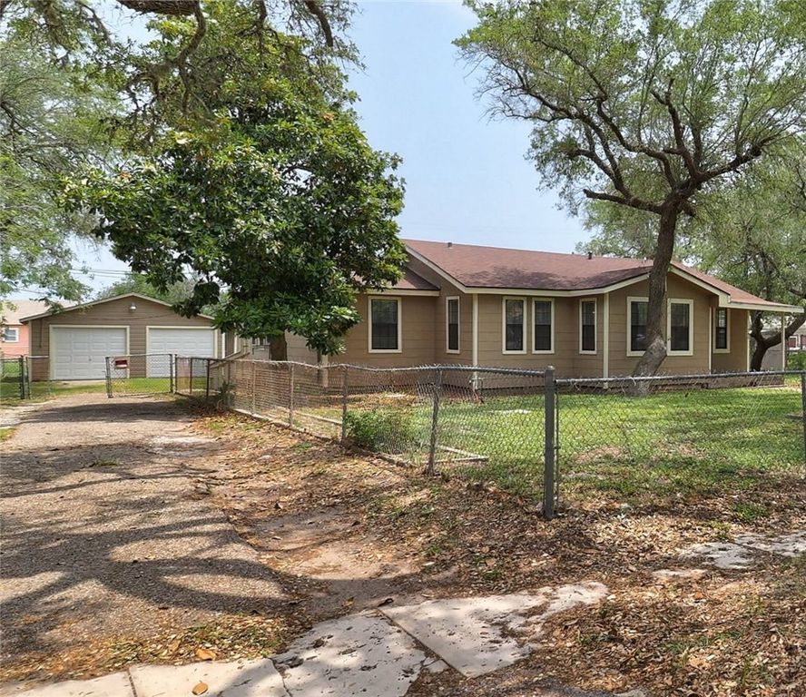 745 S Rife St, Aransas Pass, TX 78336 — photo 2