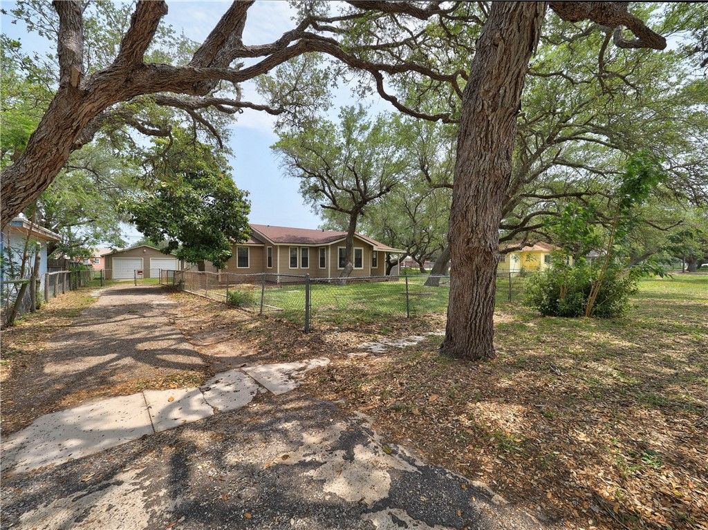 745 S Rife St, Aransas Pass, TX 78336 — photo 3