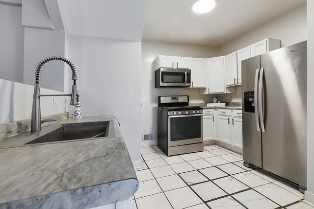 15300 Vine Avenue, Harvey, IL 60426