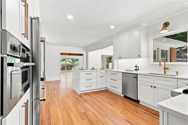 7680 Dunvegan Close, Sandy Springs, GA 30350