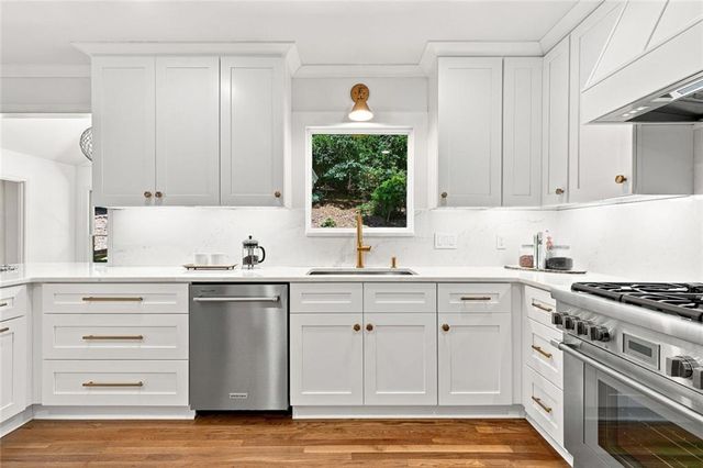 7680 Dunvegan Close, Sandy Springs, GA 30350