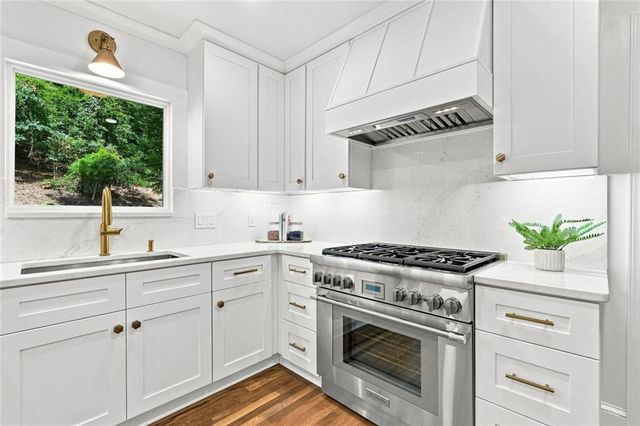 7680 Dunvegan Close, Sandy Springs, GA 30350