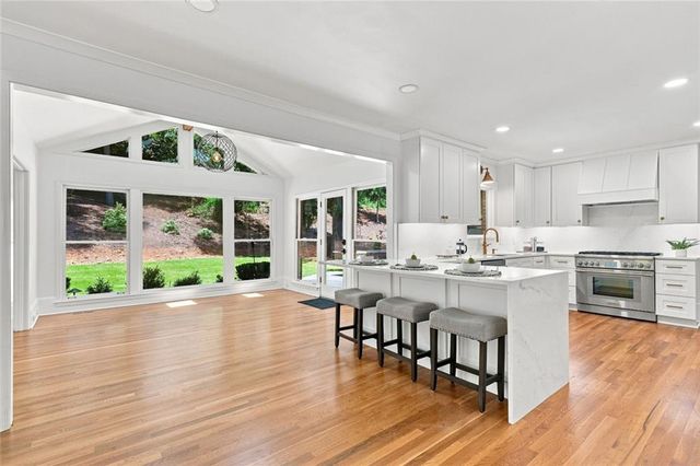 7680 Dunvegan Close, Sandy Springs, GA 30350
