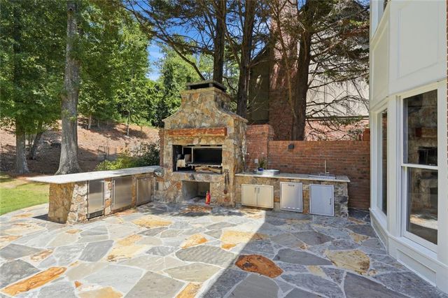 7680 Dunvegan Close, Sandy Springs, GA 30350