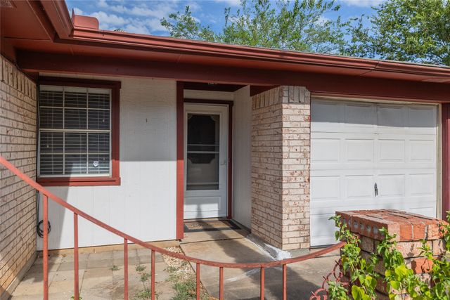 504 S Colonial Drive, Cleburne, TX 76033