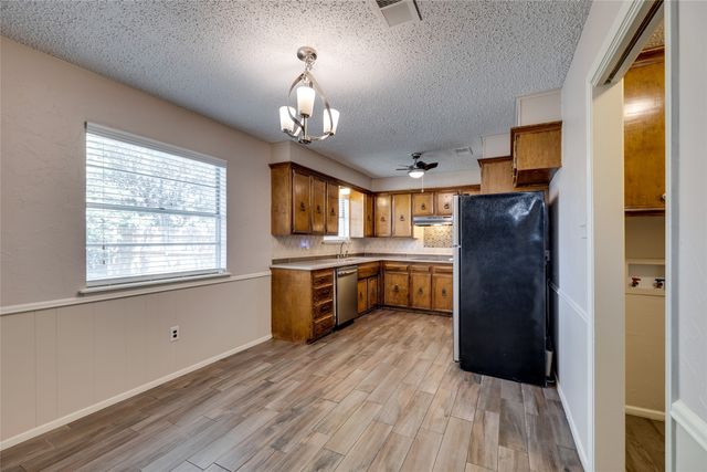 504 S Colonial Drive, Cleburne, TX 76033