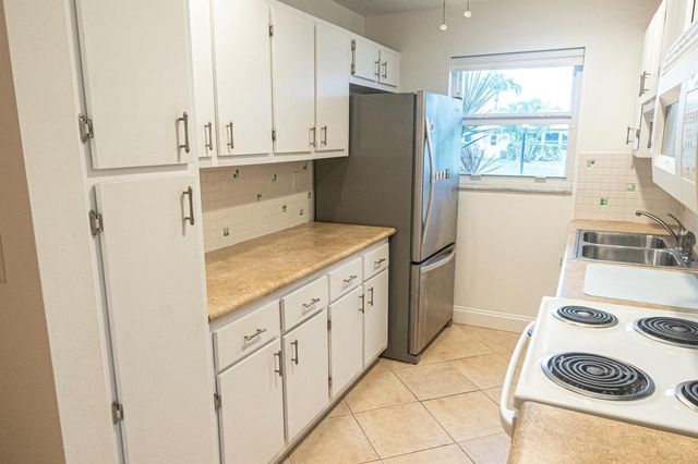 250 High Point Court B, Boynton Beach, FL 33435