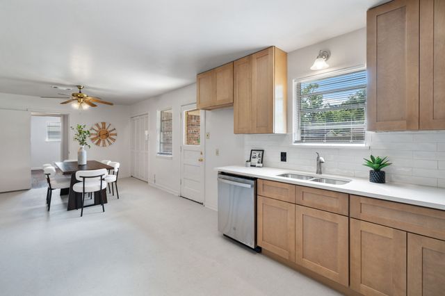 429 Ridgecrest Drive, Hurst, TX 76053