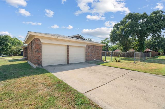 429 Ridgecrest Drive, Hurst, TX 76053