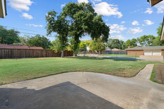 429 Ridgecrest Drive, Hurst, TX 76053