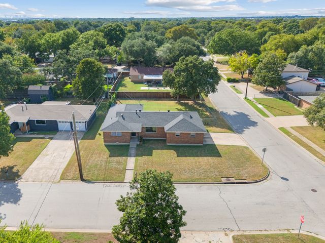 429 Ridgecrest Drive, Hurst, TX 76053