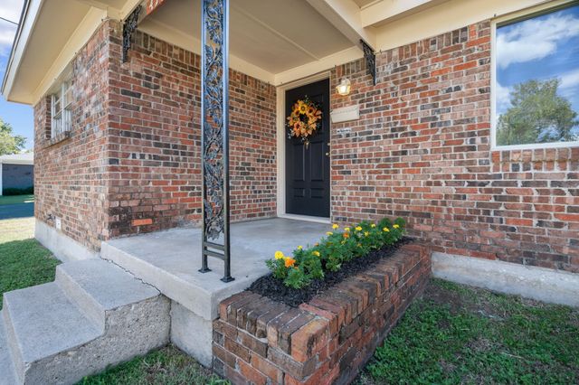 429 Ridgecrest Drive, Hurst, TX 76053