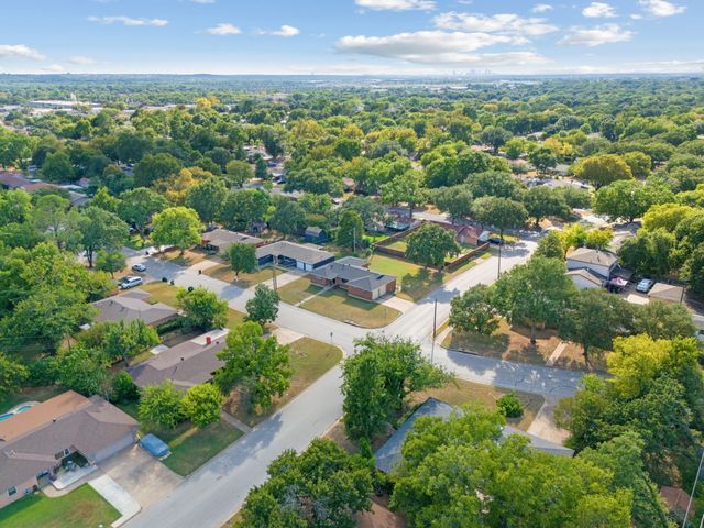 429 Ridgecrest Drive, Hurst, TX 76053