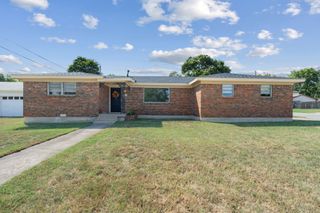 429 Ridgecrest Drive, Hurst, TX 76053