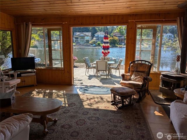 1111 Lake Sawyer Island, Black Diamond, WA 98010