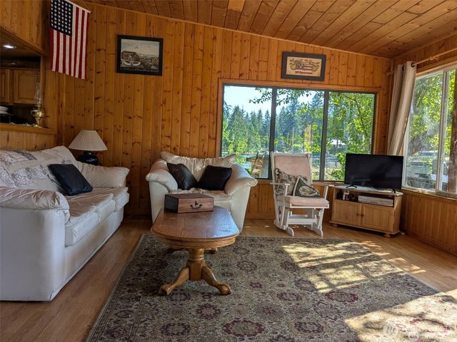 1111 Lake Sawyer Island, Black Diamond, WA 98010