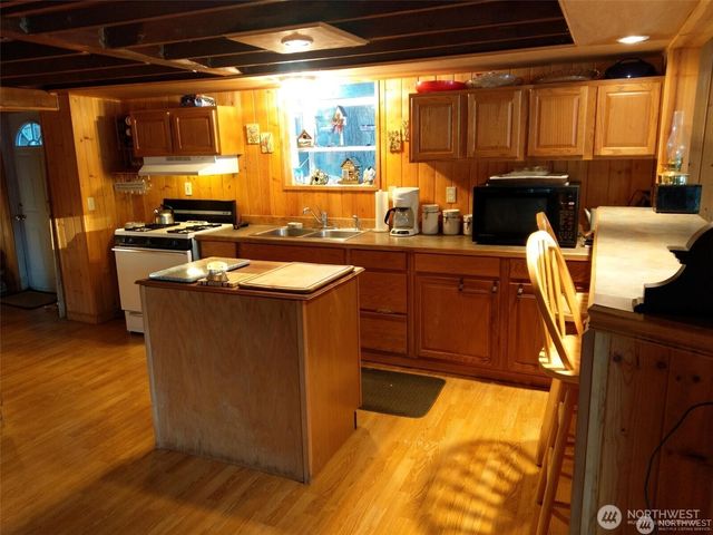 1111 Lake Sawyer Island, Black Diamond, WA 98010