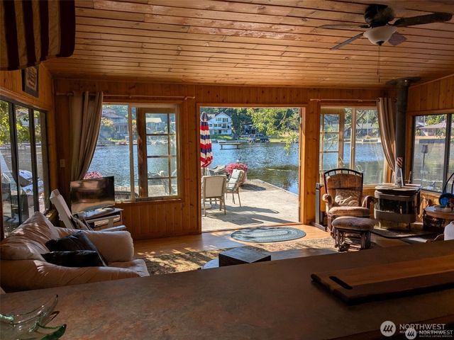 1111 Lake Sawyer Island, Black Diamond, WA 98010