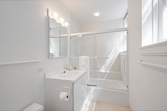 219 E Lake Shore Drive 6AB, Chicago, IL 60611