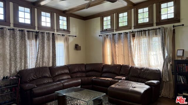957 5th Avenue, Los Angeles, CA 90019