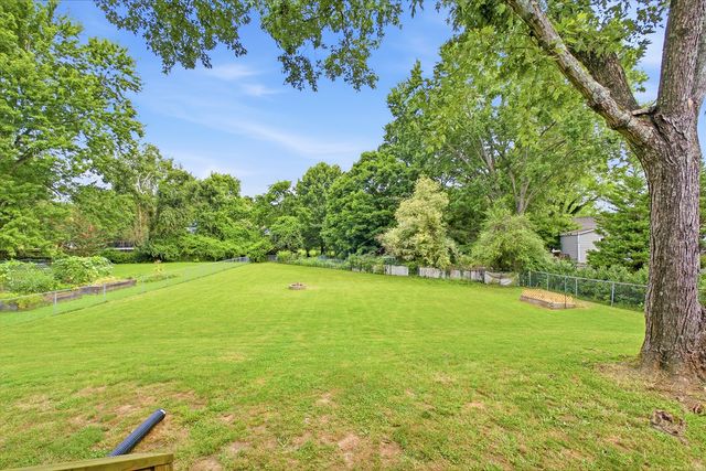 904 Harpeth Bend Dr, Nashville, TN 37221