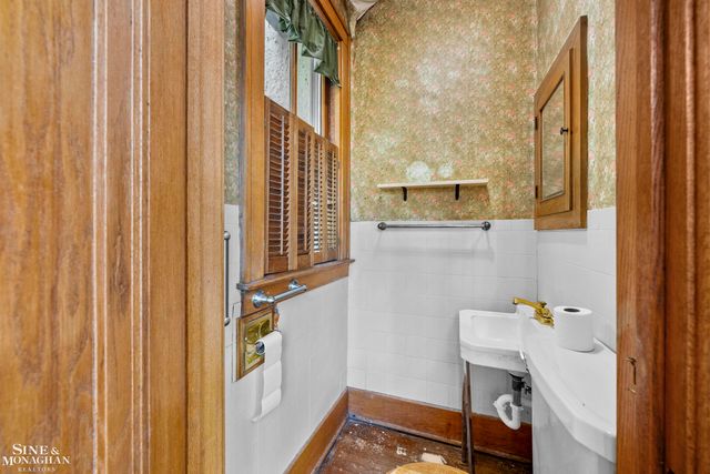 16935 Maumee Avenue, Grosse Pointe, MI 48230