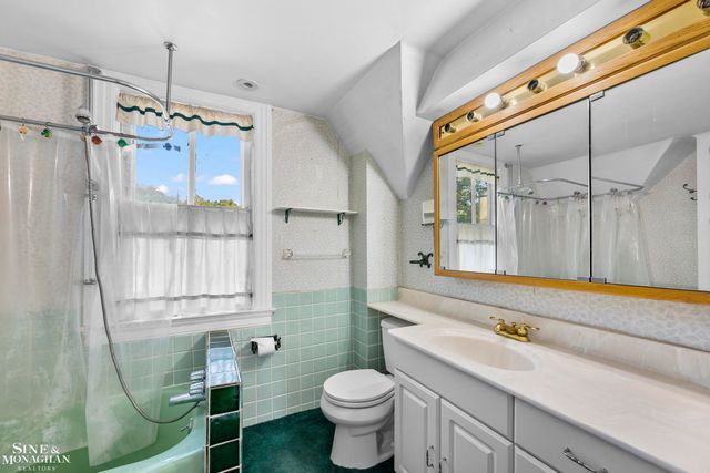 16935 Maumee Avenue, Grosse Pointe, MI 48230