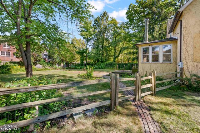 16935 Maumee Avenue, Grosse Pointe, MI 48230