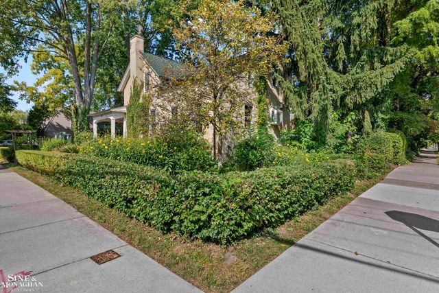 16935 Maumee Avenue, Grosse Pointe, MI 48230