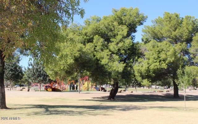 1924 W LAWRENCE Road, Phoenix, AZ 85015