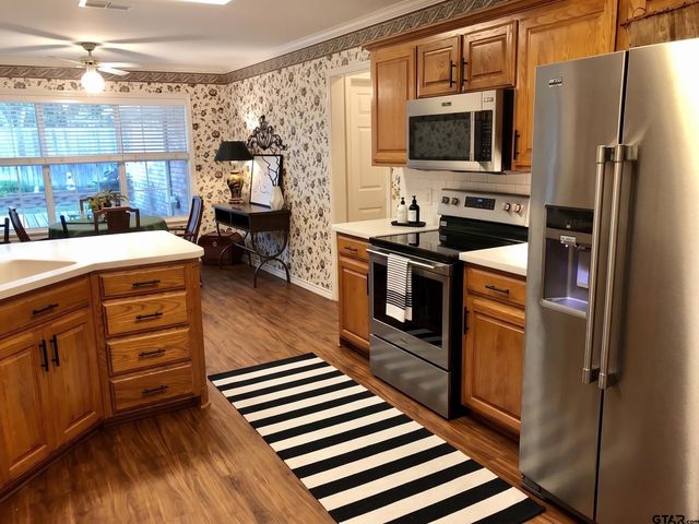 2005 Ventureview St, Palestine, TX 75803