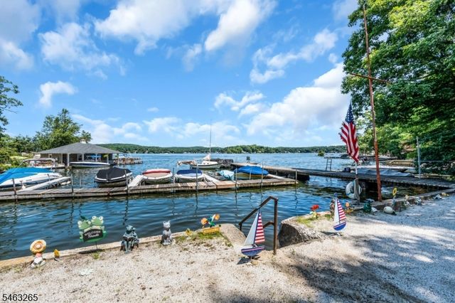 104 Bishops Rock Rd, Hopatcong Boro, NJ 07843