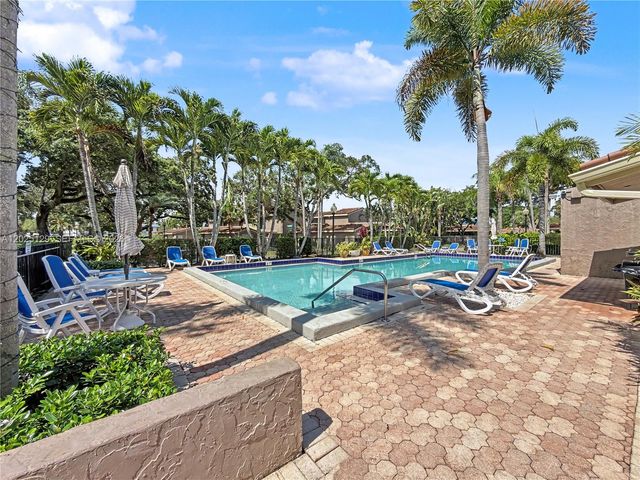 500 Bonnie Brae Way 17, Hollywood, FL 33021
