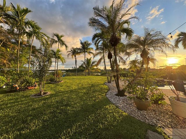 694 SW 168th Way, Pembroke Pines, FL 33027